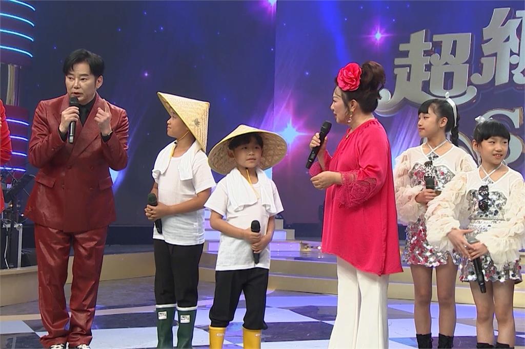 《超級冰冰Show》連續五週收視冠軍!評審難為選小歌手大家捏著大腿舉牌