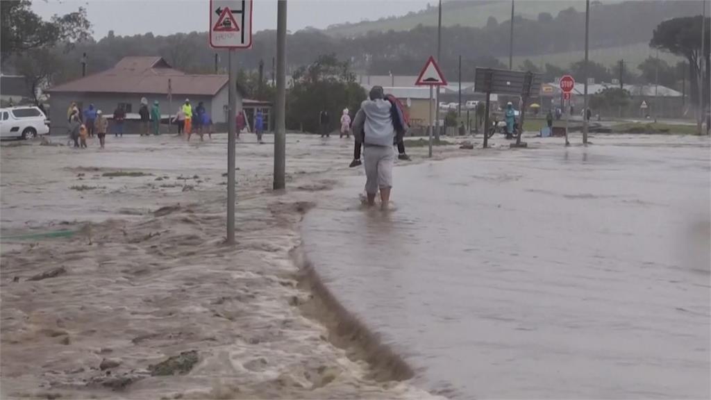 南非豪雨沖毀貧民窟釀8死　其中4名孩童觸電亡