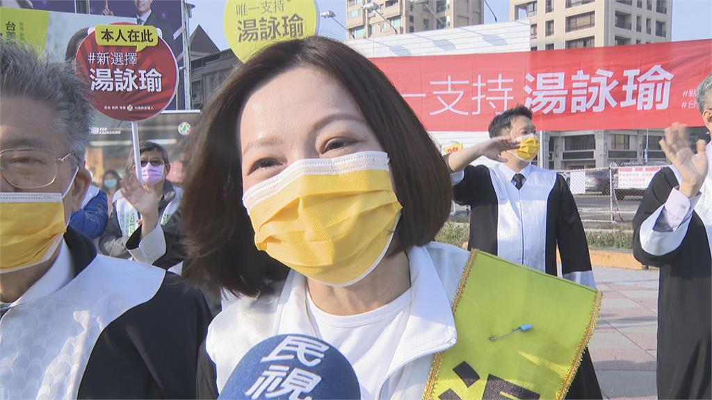 湯金全女兒湯詠瑜拚初選 穿律師袍街頭拜票