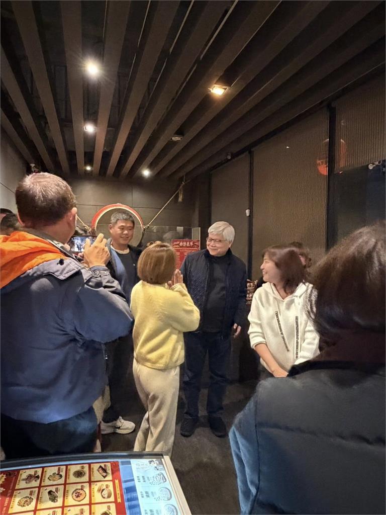 野生魏哲家出沒台中烤鴨店 台積電總裁親民互動引發熱議