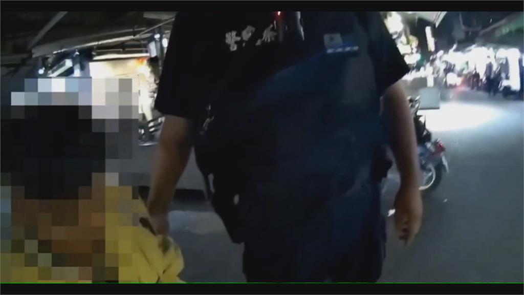 無良！偷夜市愛心捐款箱　狂搖猛倒讓錢掉落畫面全都錄