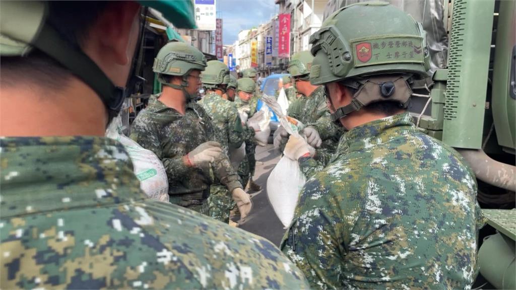「杜蘇芮」直撲金門!500包沙包秒殺 國軍急加碼400包