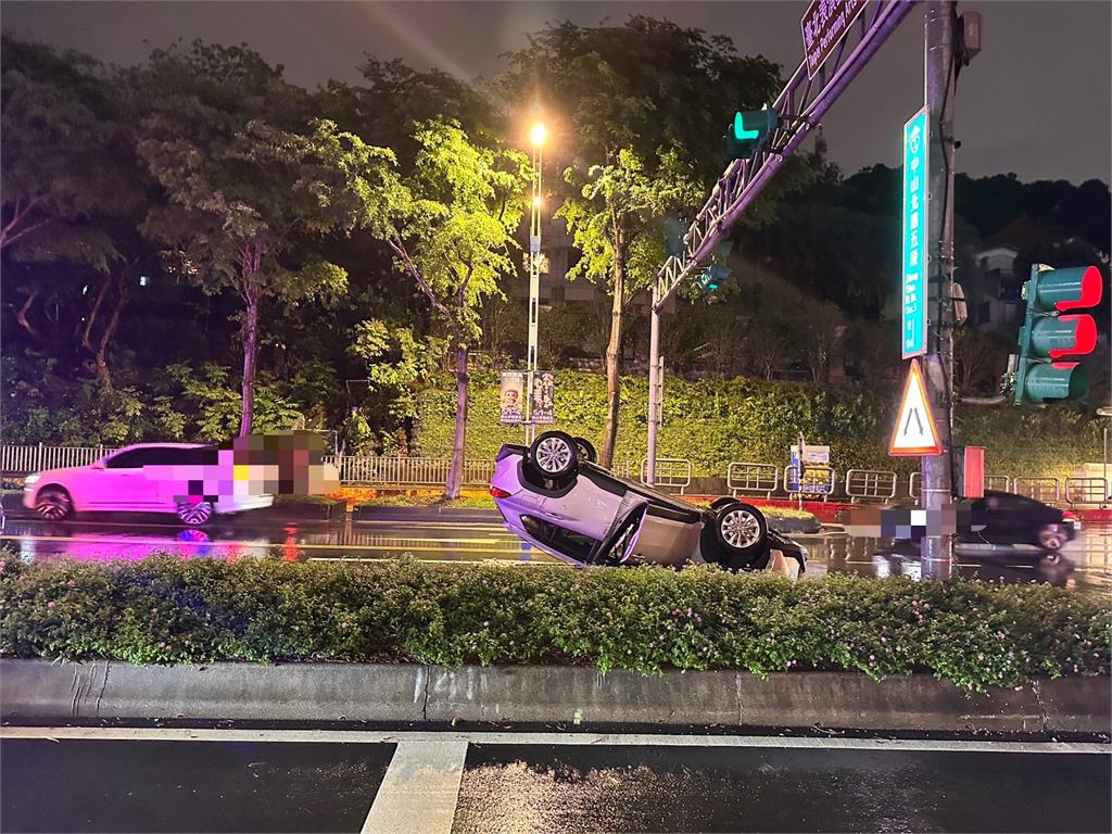 快新聞／四輪朝天！士林轎車翻路中　7旬駕駛、乘客傷勢曝光
