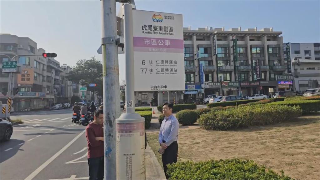 公車站牌旁大批學生「蹲坐」路旁 校方:因校外教學 學生同時離校釀人潮堵塞