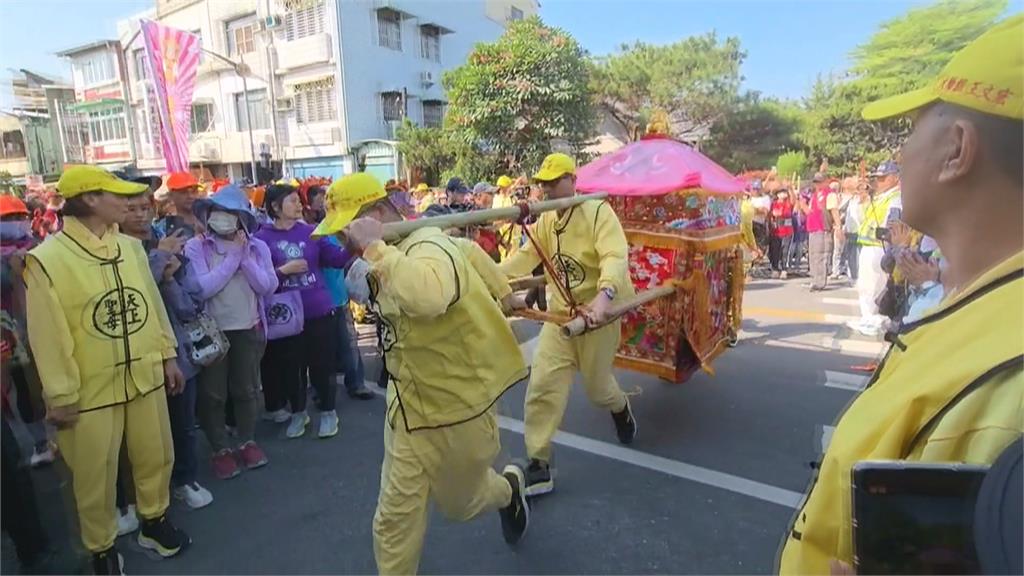 「粉紅超跑」來了！　　白沙屯媽祖到屏東　信眾搶鑽轎底