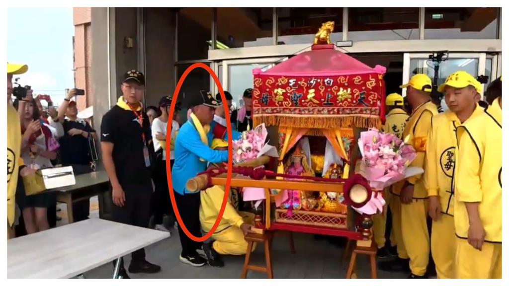 男「穿藍衣掛紅臂章」跟隨白沙屯媽祖逾30年！驚人身分曝　網譽：導航員