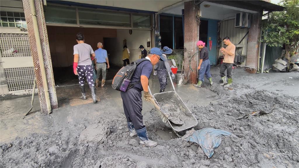 協助光復鄉災民清理家園　「鏟子超人們」湧入光復車站