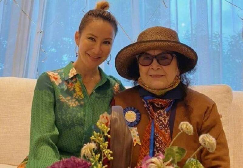 李玟86歲母親白髮送黑髮太痛!二姐李思林曝11字「媽媽近況」:非常擔心