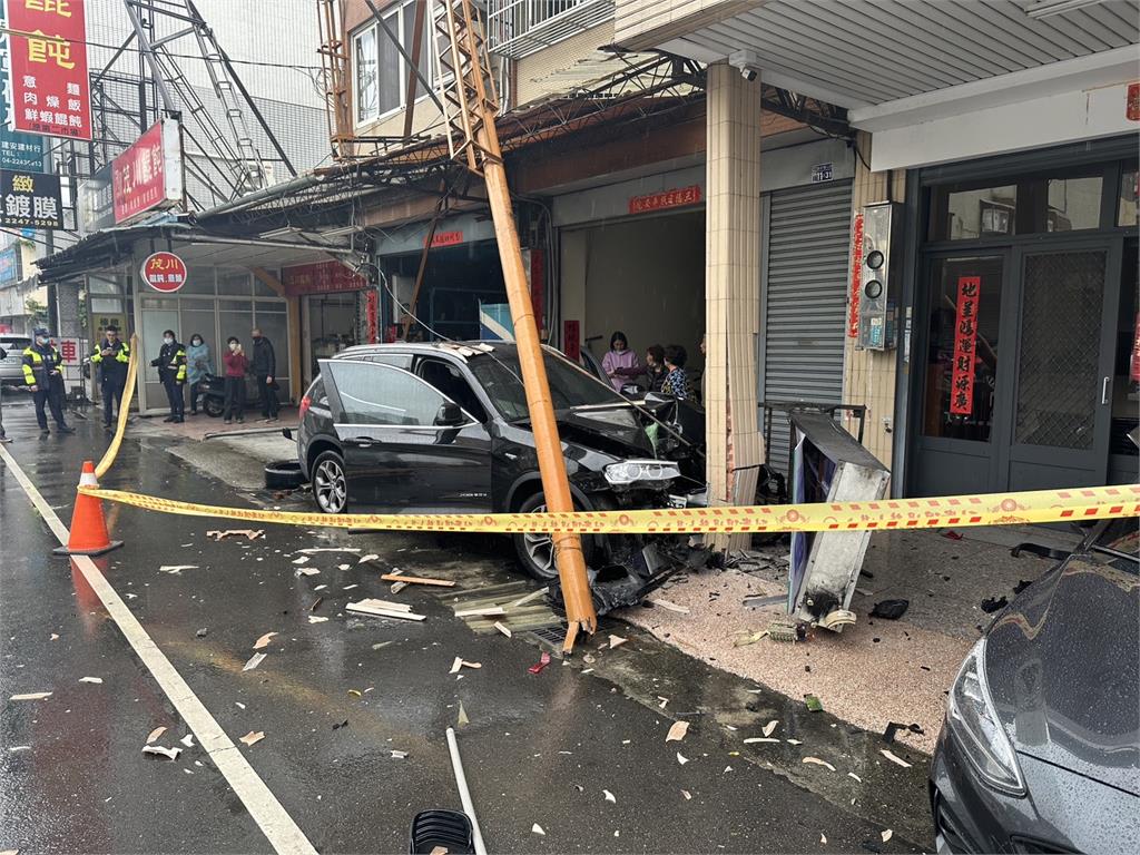 台中公車撞轎車推撞變電箱 起火冒煙周遭一度停電