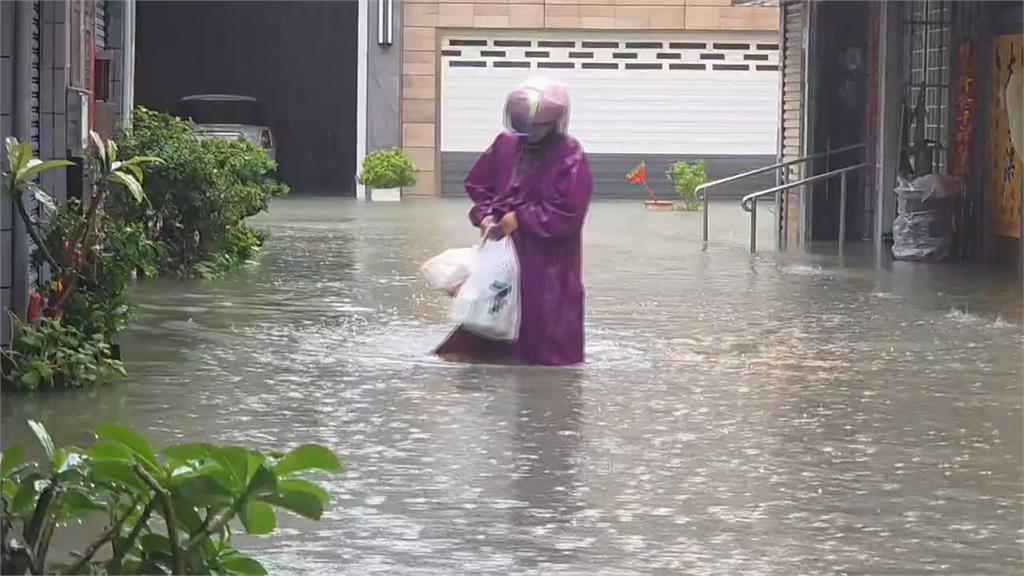 連日豪雨狂炸　屏東東港成汪洋　居民搭橡皮艇上街