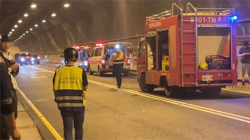 新澳隧道連環撞1死、11傷　小客車駕駛送醫不治