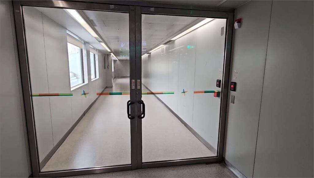 傻眼！班機返台「入境卡關」　百名旅客卡空橋怒PO網：太扯