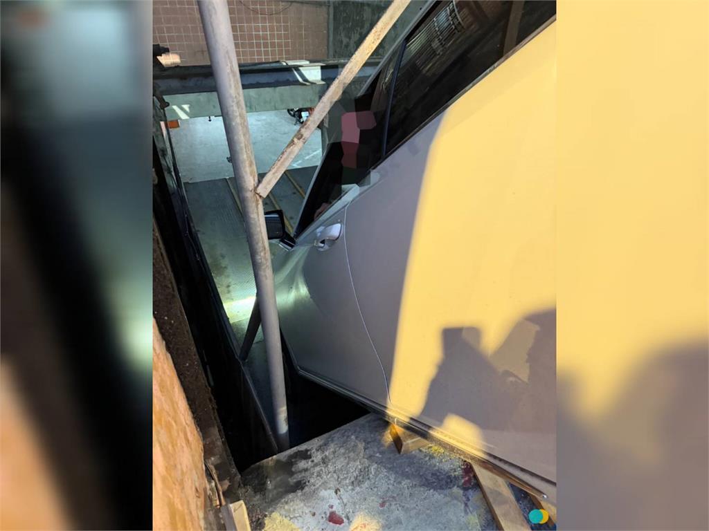 快新聞/捏把冷汗!民眾人車卡停車場半懸空 車尾翹起45度