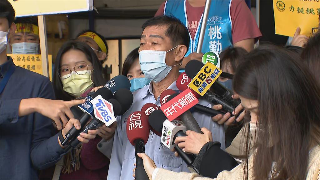 長榮航勤人力短缺董座親自搬行李 華航航勤提六大訴求揚言春節罷工