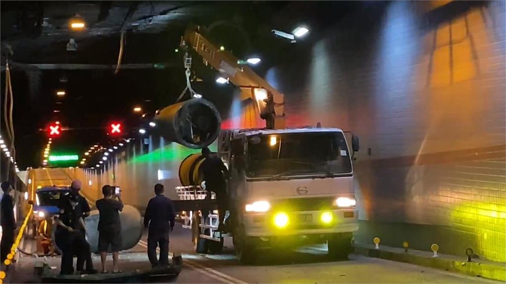高雄過港隧道鼓風機遭撞落 橫躺車道交通一度受阻