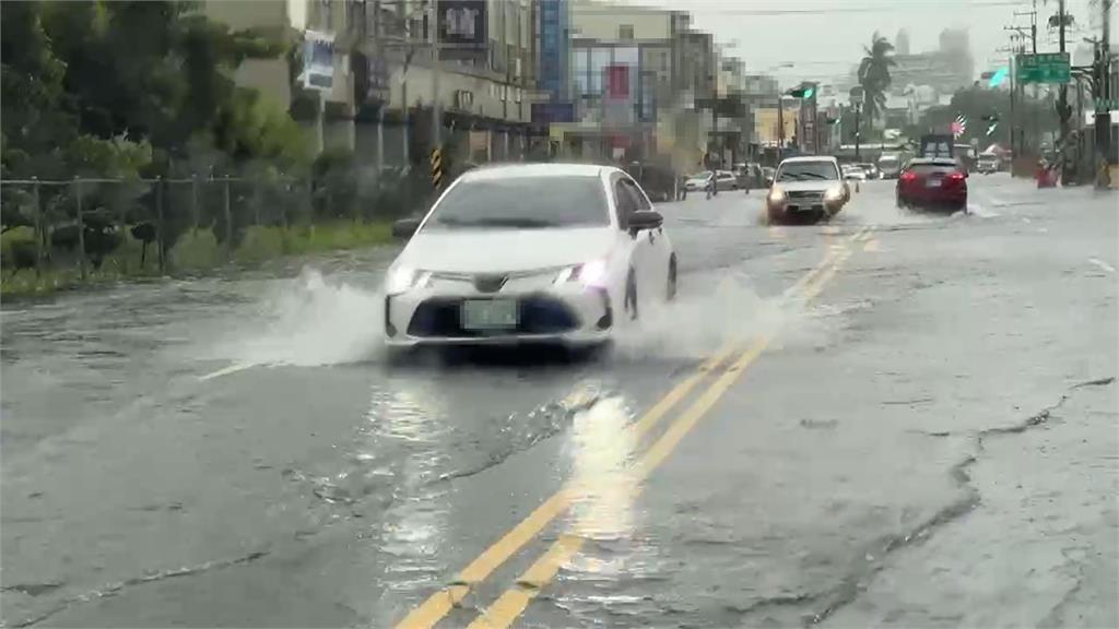 快新聞／屏東一夜變汪洋！積水淹腳踝、道路封閉　暴雨狂灌畫面曝光