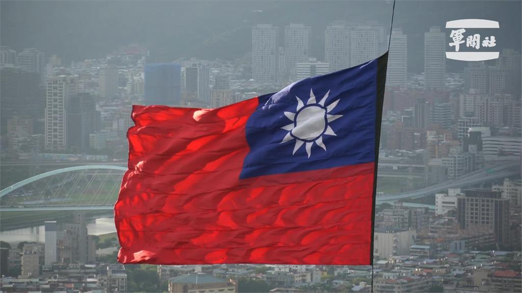 為國慶熱身考驗技術　直升機吊掛巨幅國旗飛越總統府