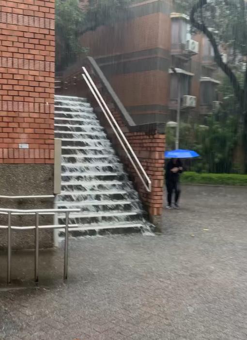 圖輯／台北狂淹大水！嚴重災情畫面一次看　多地水柱狂噴、大量污水覆蓋路面