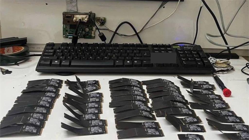 10歲兒「幫測SSD耐用度」竟折彎50顆硬碟　整箱報廢「慘噴12萬」爸崩潰！