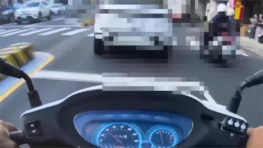 台南街頭上演「玩命關頭」! 駕駛違停拒檢警持槍包抄
