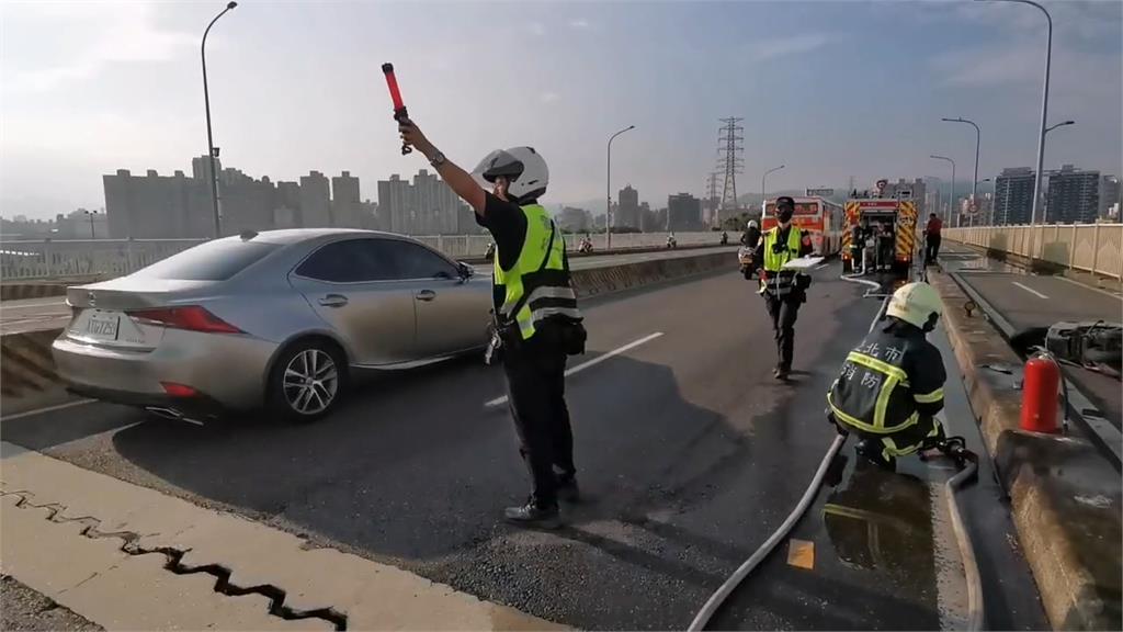 華中橋５車連環撞６傷　現場起火燒毀３輛機車