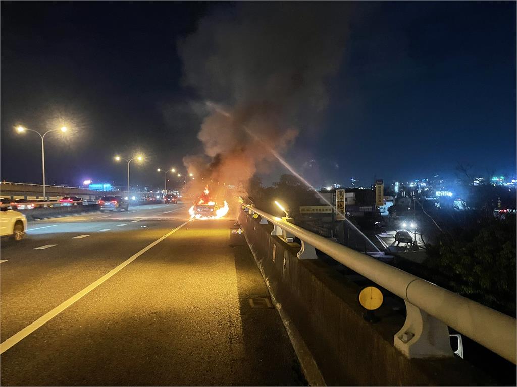 快新聞/最新!國1汐五高架堤頂段火燒車 整台車瞬間燒成一團火球