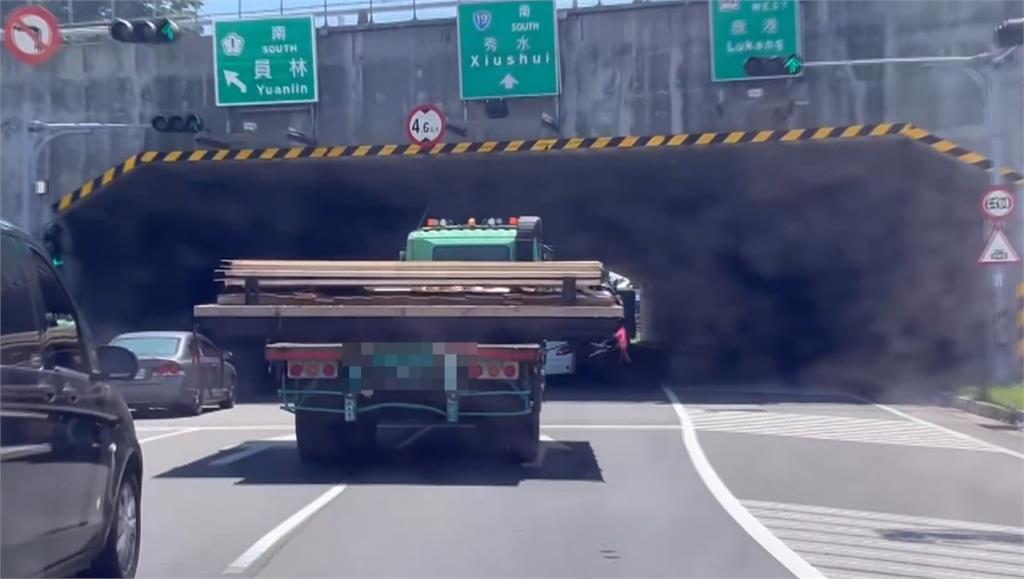 太離譜!拖板車載超寬木製模具 橫跨2車道最高罰1.8萬