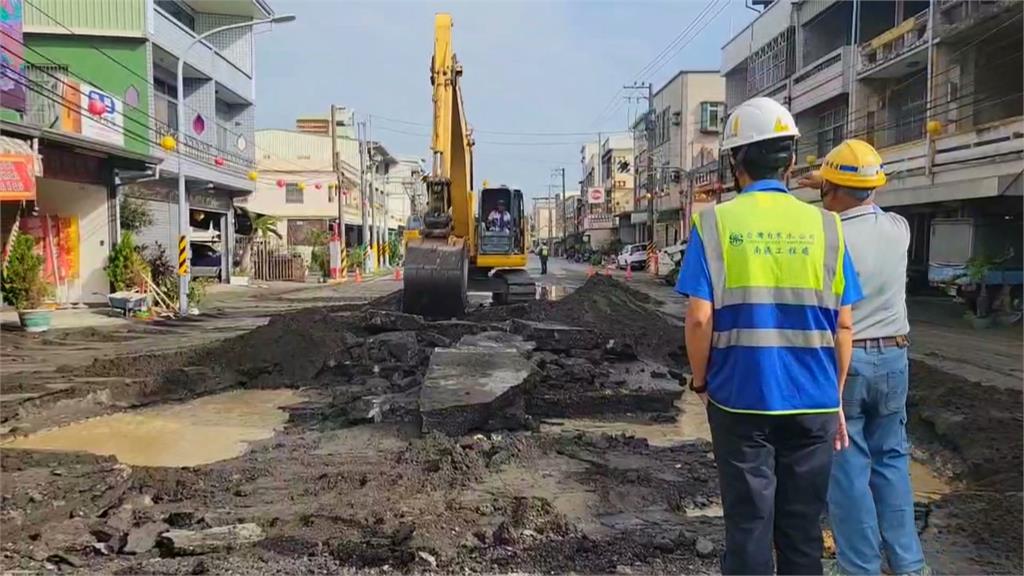 「你家爆炸!」清晨屏東新園南興路路面爆裂 疑水管加壓測試接頭脫落釀禍