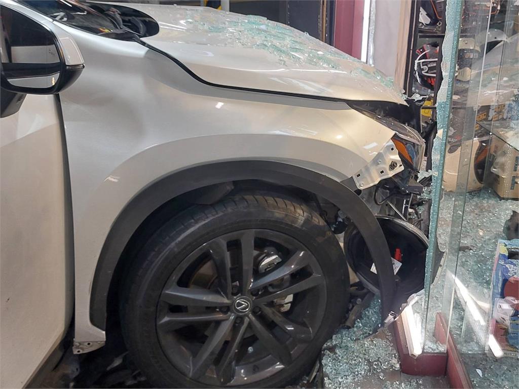 快新聞／又是毒駕！桃園白車失控撞安全帽店　車上驚見一堆「喪屍煙彈」