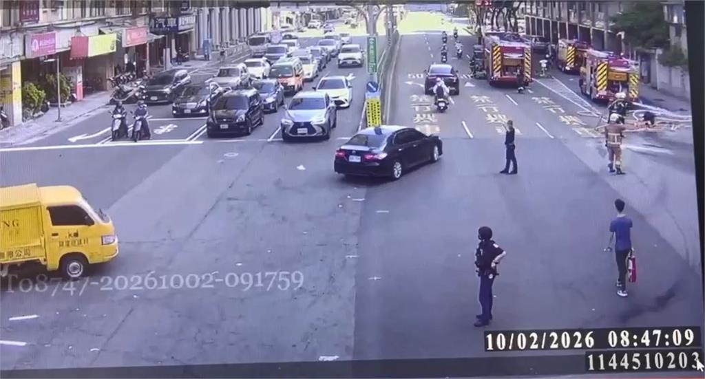 快新聞／新店幼兒園校車行駛途中起火！1師10童緊急撤離