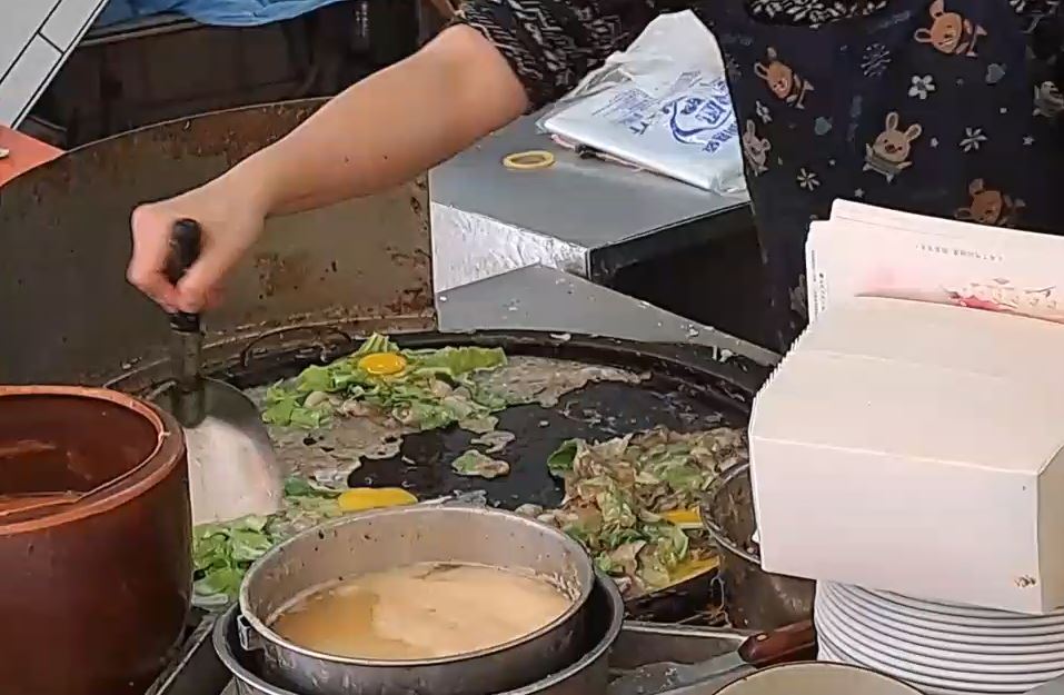中國女見台灣蚵仔煎混入「這蔬菜」！狂嫌「真的超怪」大票人看傻：從沒吃過