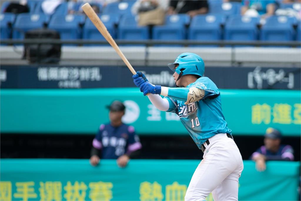 玉山盃(影)／3局下猛灌5分大局！新北市10：4大勝台南市勇闖冠軍戰