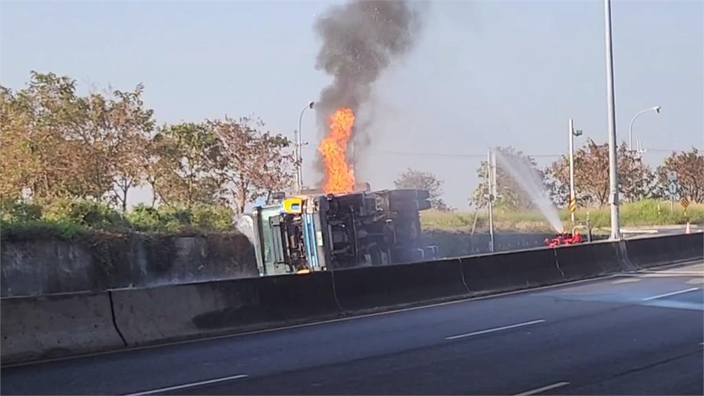 雲林貨車載鋰電池翻覆起火 車道封閉預計中午過後排除