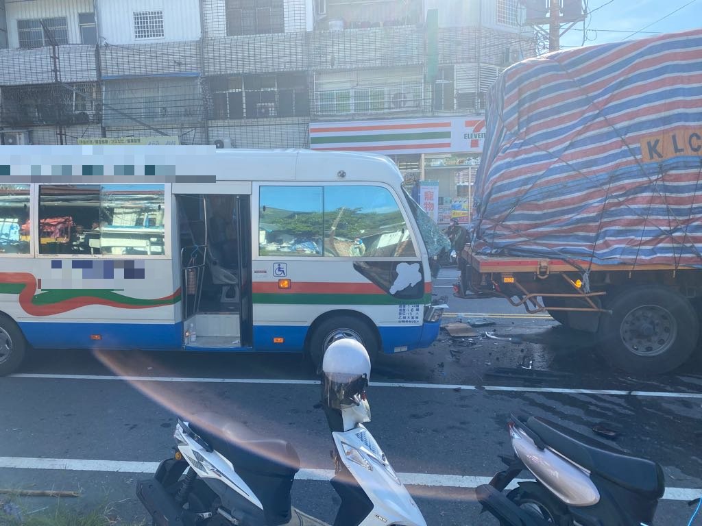快新聞／台東大學特教校車衝撞大貨車　車上5人輕傷送醫