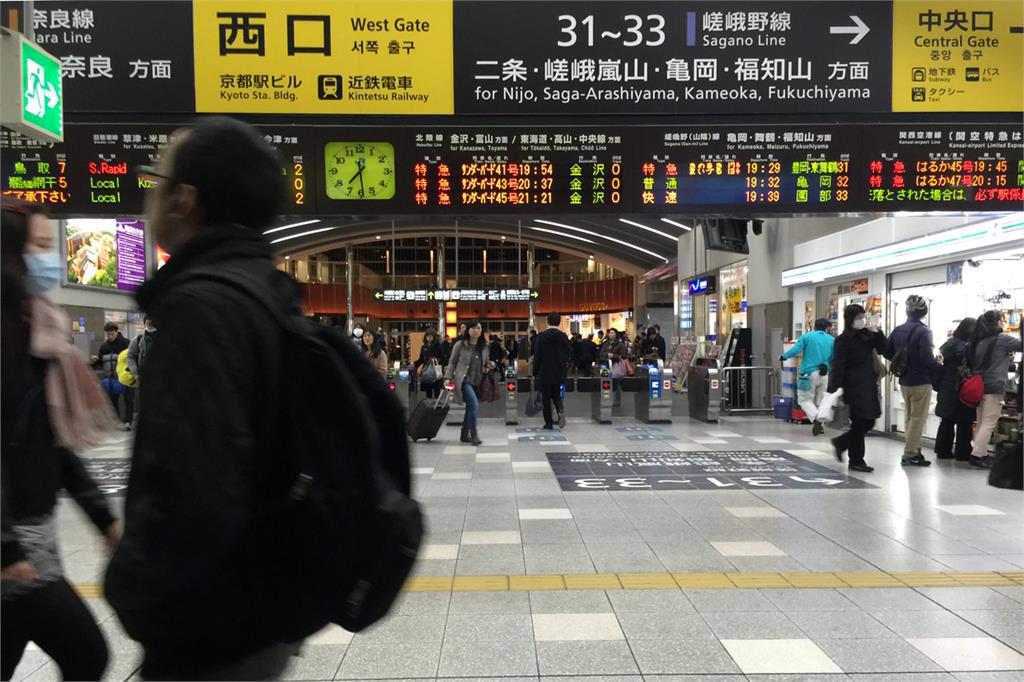 不可以色色！京都地鐵車廂廣告　女高生圖像慘批評：富含性暗示