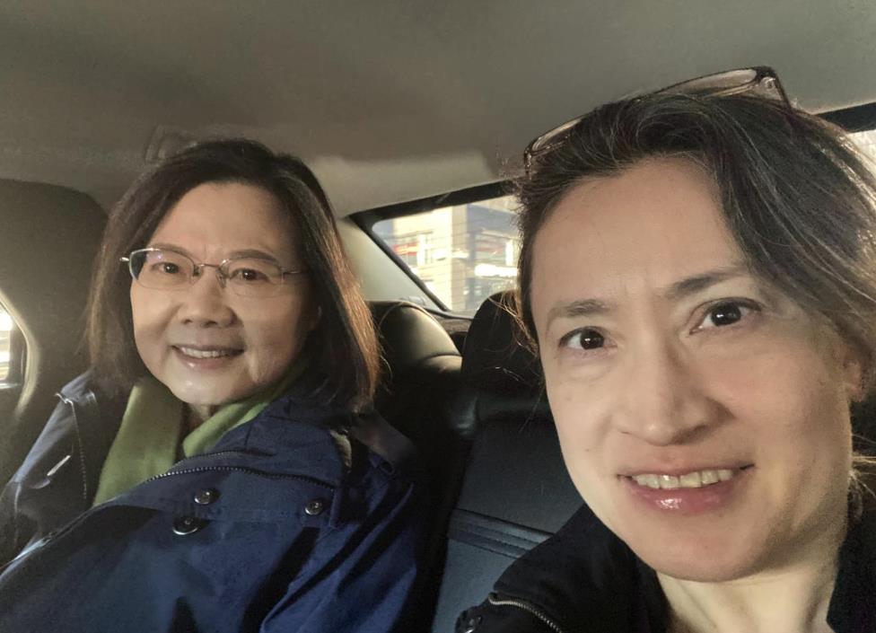 YTR敏迪選讀結婚了!驚見「蔡英文、蕭美琴同框」網跪了:超強證婚組合