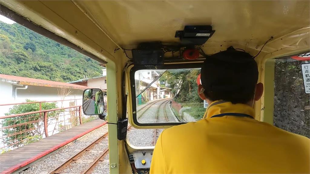 我家門前有鐵路！烏來居民開門就見火車　網見狀問：可以搭便車嗎