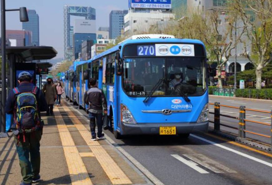 女網友讚韓國公車「1設計」引熱議!網吐槽:雨天恐淪「液體收集器」