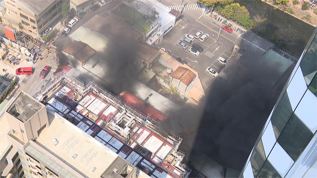 台中南區工地旁倉庫傳火警 消防隊急派遣47人灌救