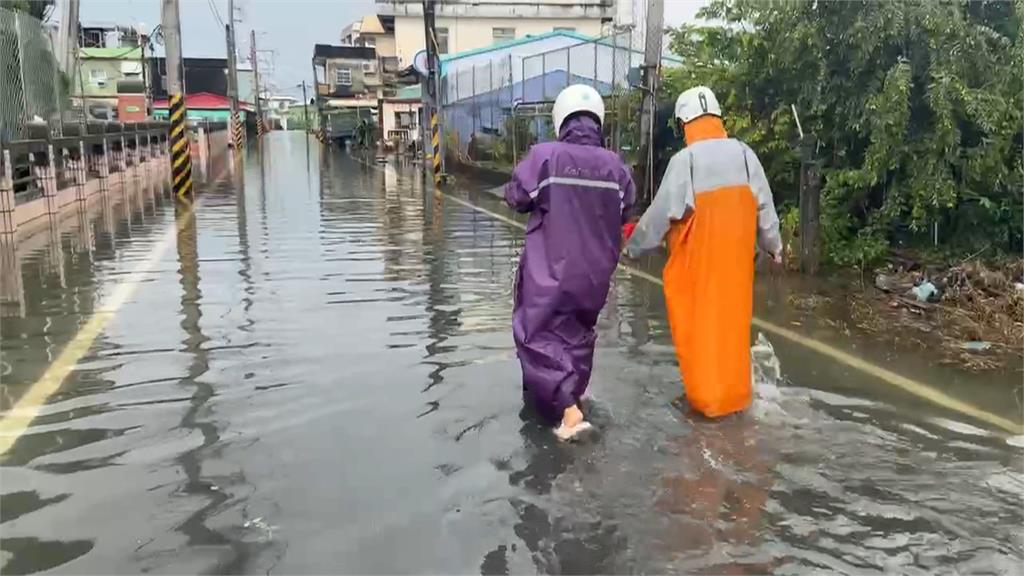 剛經歷喪夫之痛！家中慘淹水　屏東獨居8旬婦無助痛哭