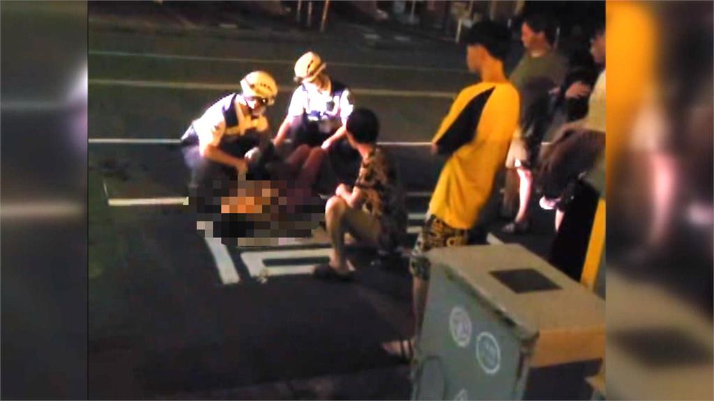 疑低血壓發作!半夜驚見婦人倒臥路旁 龍獅團成員路過即刻救援