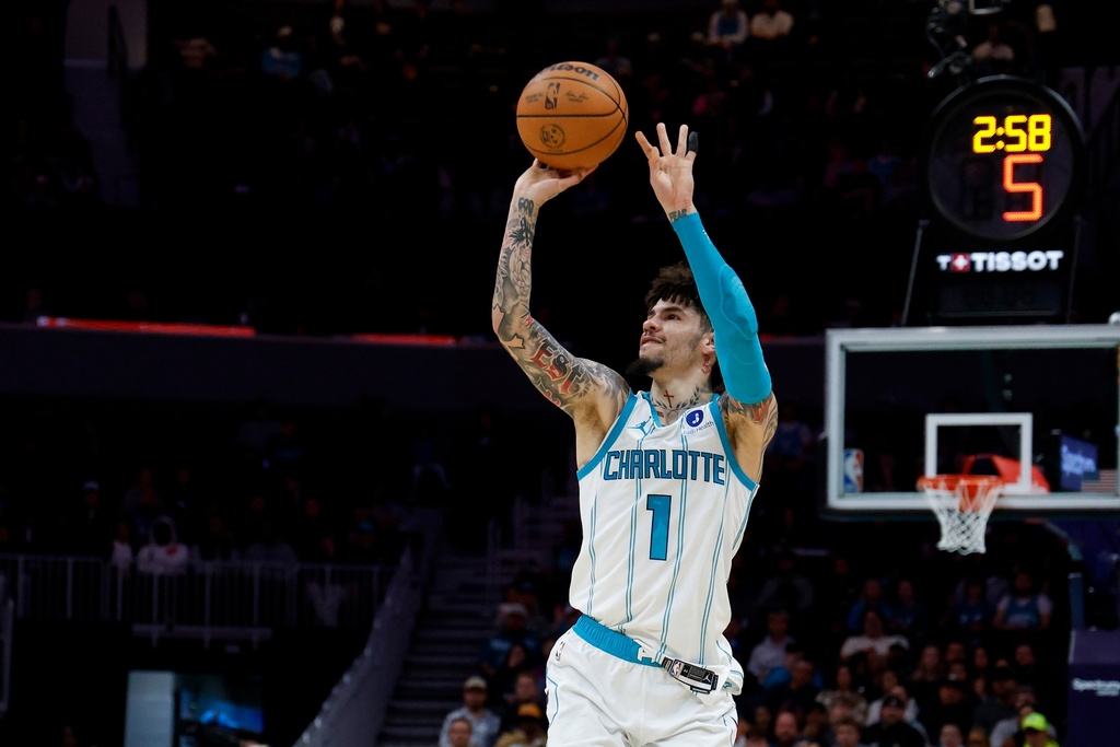 NBA(影)/黃蜂「球小弟」不滿裁判比中指! 今遭聯盟罰款上百萬台幣