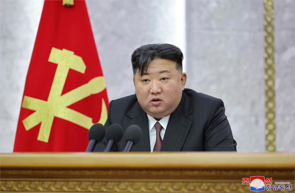 快新聞/瑟瑟發抖!北朝鮮暴雨淹水 金正恩「搭艇勘災」險遭樹木撞頭