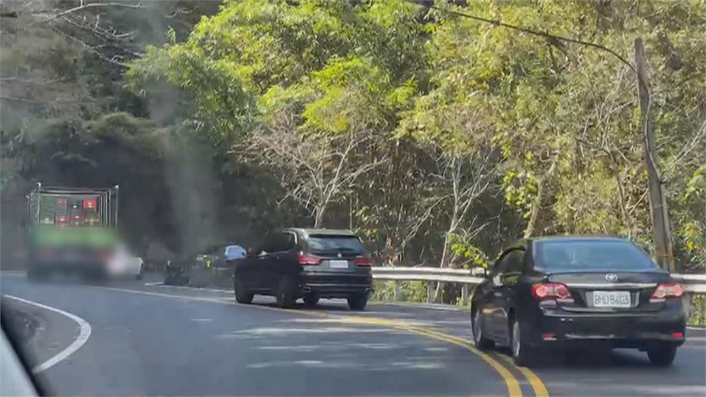 公路三寶多！南投菜車危險超車　三寶亂切車道滑手機被罵爆