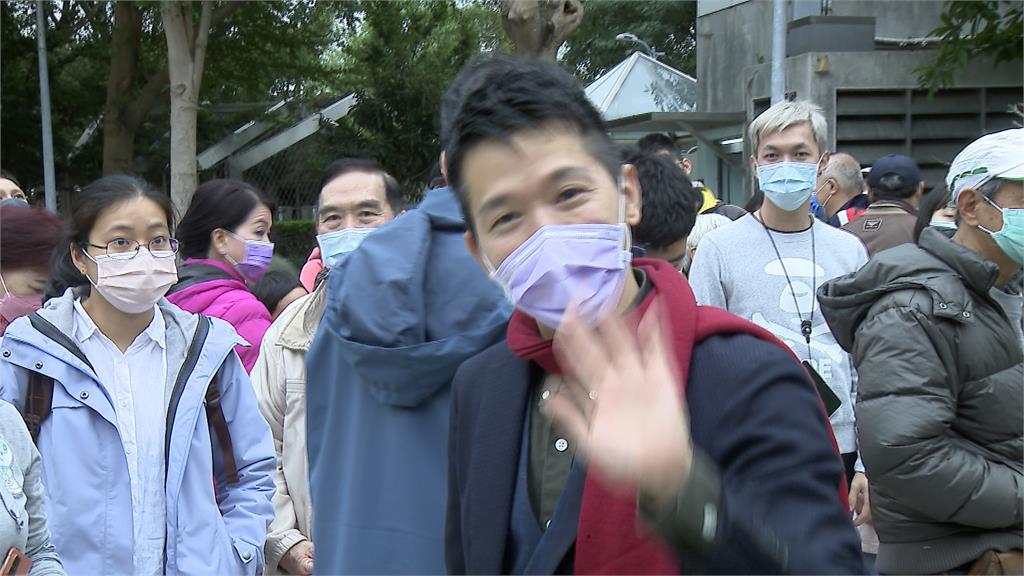 陪同賴清德士林發福袋　何志偉行動化解不滿聲浪