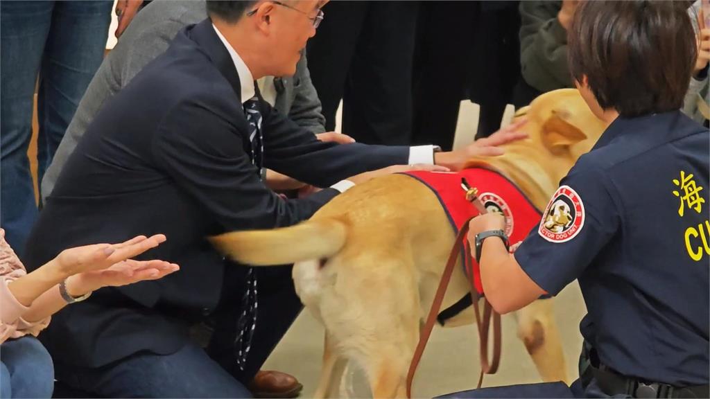 守護國門第一線！李坤城牽線捐贈　為"汪汪隊"加菜