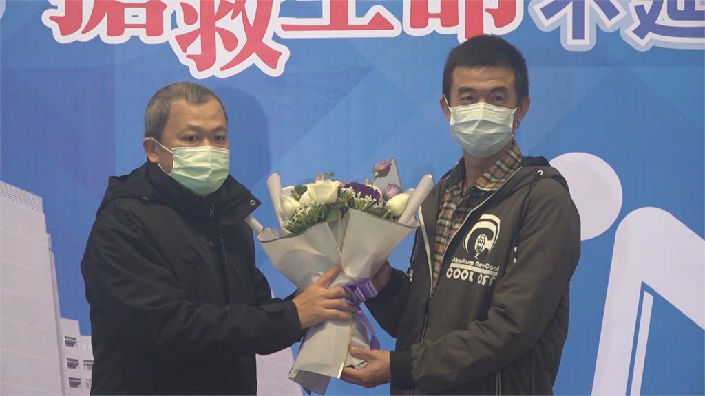 天冷擺攤突昏倒! 鄰攤父女接力CPR搶命