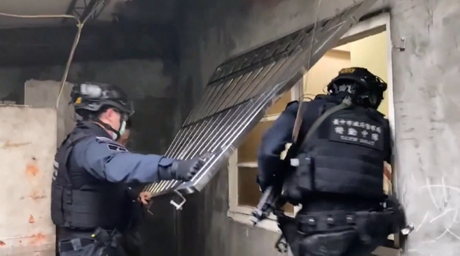 拆窗攻破詐欺機房! 主嫌住所查扣現金近5千萬