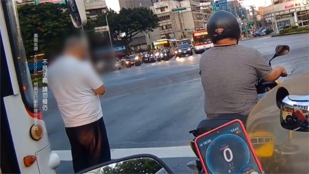 公車司機趁等紅燈下車滑手機? 客運公司澄清:回報車輛狀況