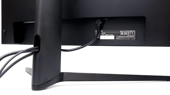 平價 2K 解析度 180Hz 曲面螢幕 terra 3285W HA,支架意外地出色